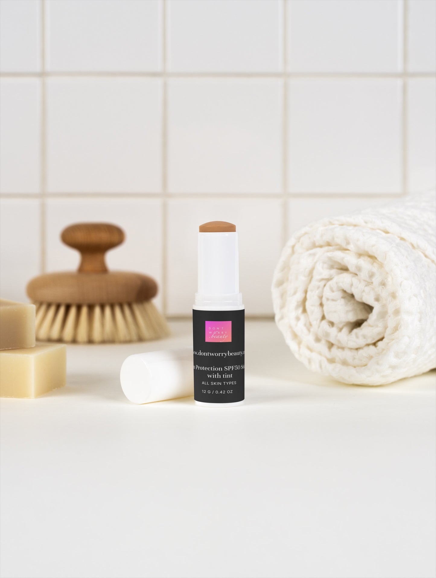 Don't Worry Beauty apsauginis pieštukas nuo saulės SPF50 (su prisitaikančia spalva), 12 g